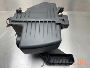 Używane Obudowa filtra powietrza Hyundai iX35 (LM) 1.6 GDI 16V Cena € 49,95 Procedura marży oferowane przez Japoto Parts B.V.