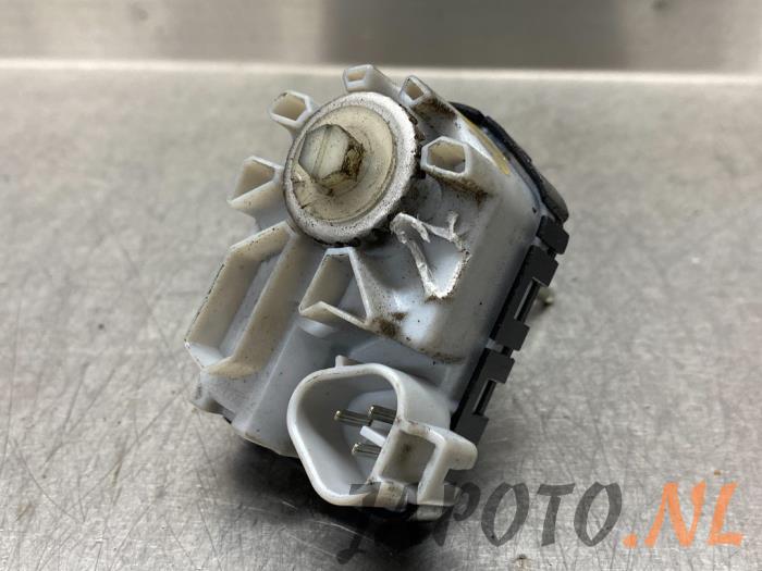 Używane Silnik reflektora Toyota RAV4 (A4) 2.5 Hybrid 16V VVT-i 4x4 Cena € 26,24 Procedura marży oferowane przez Japoto Parts B.V.