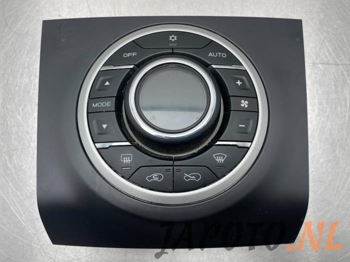 Heater control panel from a Isuzu D-Max (TFR/TFS) 2.5 D Twin Turbo 2016