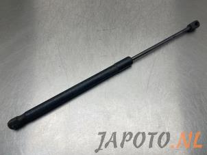 Używane Amortyzator gazowy lewy tyl Suzuki Swift (ZA/ZC/ZD1/2/3/9) 1.3 VVT 16V Cena € 9,95 Procedura marży oferowane przez Japoto Parts B.V.