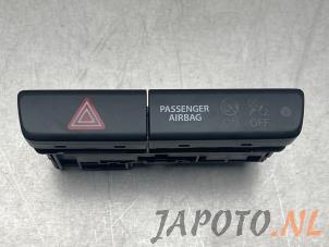 Usagé Commutateur éclairage d'urgence Suzuki Vitara (LY/MY) 1.4 Booster Jet Turbo 16V SHVS AllGrip Prix € 9,99 Règlement à la marge proposé par Japoto Parts B.V.
