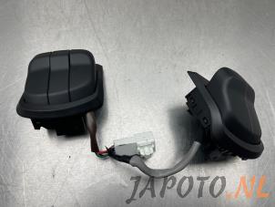 Usados Interruptor de mando de volante Suzuki Vitara (LY/MY) 1.4 Booster Jet Turbo 16V SHVS AllGrip Precio € 74,95 Norma de margen ofrecido por Japoto Parts B.V.