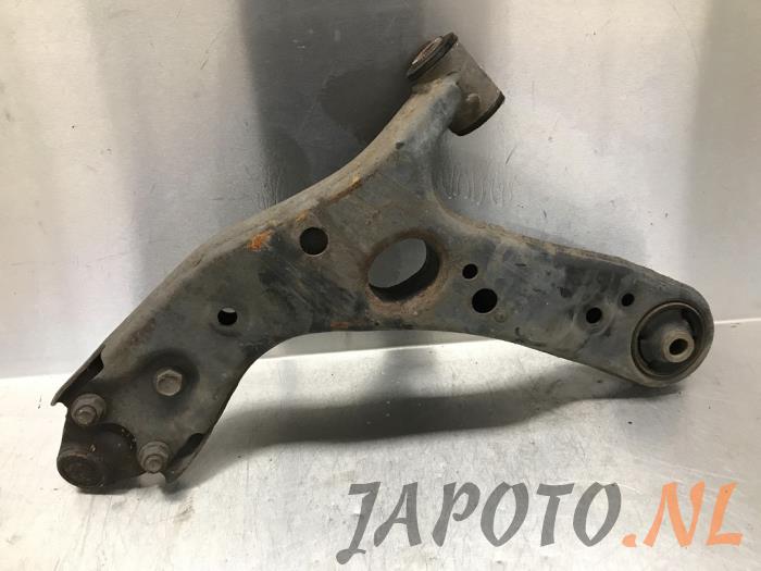 Front lower wishbone, right from a Toyota Auris (E15) 1.6 Dual VVT-i 16V 2008