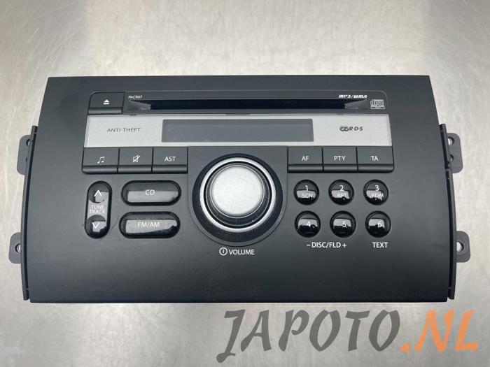 Radio CD player from a Suzuki SX4 (EY/GY) 1.6 16V VVT Comfort,Exclusive Autom. 2007