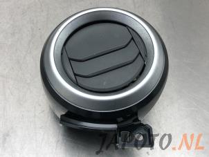 Używane Kratka wentylacyjna boczna Nissan Micra (K14) 0.9 IG-T 12V Cena € 19,95 Procedura marży oferowane przez Japoto Parts B.V.