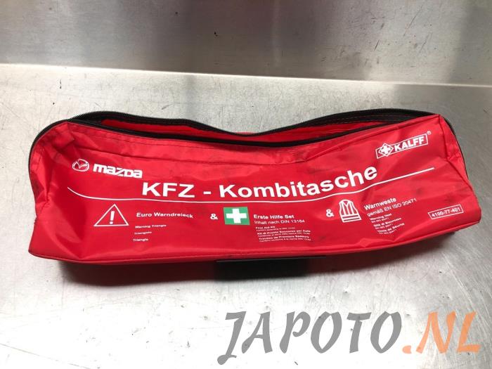 First aid kit from a Mazda CX-5 (KE,GH) 2.0 SkyActiv-G 16V 2WD 2016