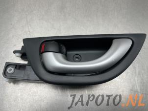 Usagé Poignée de porte arrière gauche Honda Jazz (GE6/GE8/GG/GP) 1.3 VTEC 16V Hybrid Prix € 12,50 Règlement à la marge proposé par Japoto Parts B.V.
