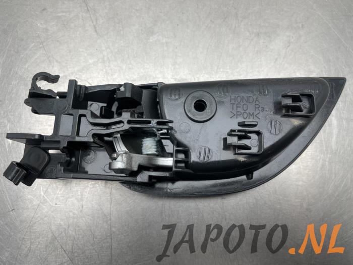 Rear door handle 4-door, right from a Honda Jazz (GE6/GE8/GG/GP) 1.3 VTEC 16V Hybrid 2012