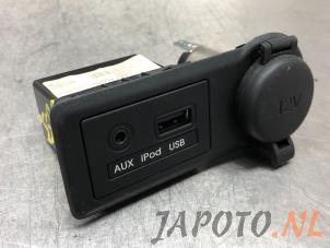 Usados Conexión AUX-USB Kia Venga 1.4 CVVT 16V Precio € 24,95 Norma de margen ofrecido por Japoto Parts B.V.