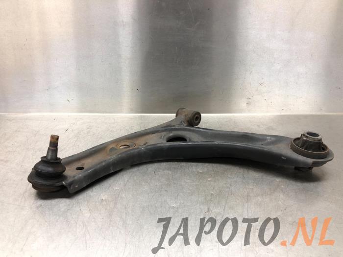 Bras de suspension bas avant gauche d'un Toyota Aygo (B40) 1.0 12V VVT-i 2015
