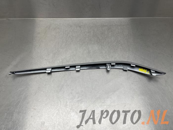 Embellecedore para tablero de instrumentos de un Suzuki Baleno 1.0 Booster Jet Turbo 12V 2017