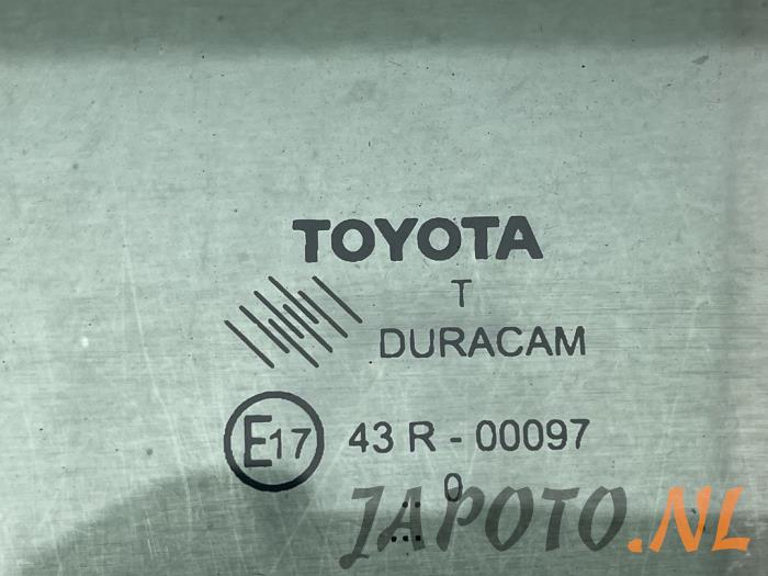 Szyba drzwi lewych tylnych wersja 4-drzwiowa z Toyota Verso 1.8 16V VVT-i 2011