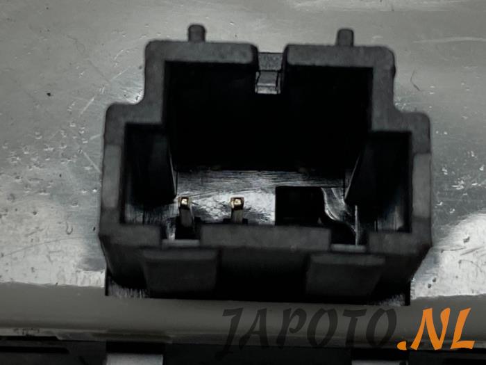 Airbag switch from a Hyundai i30 (GDHB5) 1.4 16V 2016
