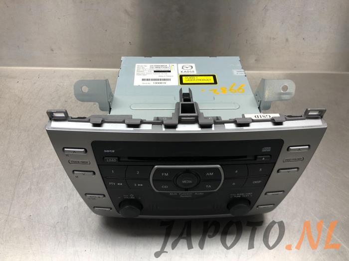 Radio CD player from a Mazda 6 SportBreak (GH19/GHA9) 1.8i 16V 2008