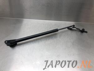 Usagé Amortisseur à gaz arrière gauche Toyota RAV4 (A4) 2.0 16V VVT-i 4x4 Prix € 29,99 Règlement à la marge proposé par Japoto Parts B.V.