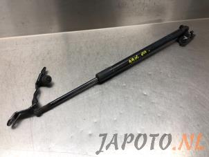 Używane Amortyzator gazowy prawy tyl Toyota RAV4 (A4) 2.0 16V VVT-i 4x4 Cena € 29,99 Procedura marży oferowane przez Japoto Parts B.V.