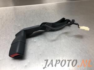 Usagé Insertion ceinture de sécurité arrière centre Toyota RAV4 (A4) 2.0 16V VVT-i 4x4 Prix € 34,95 Règlement à la marge proposé par Japoto Parts B.V.