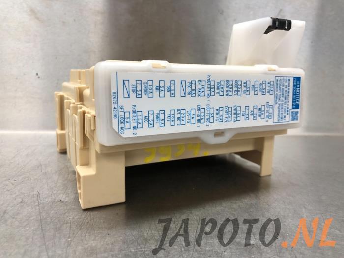 Fuse box Toyota RAV4 2.0 16V VVT-i 4x4 - 8273042810