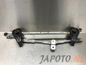 Używane Mechanizm wycieraczki Mazda 2 (DJ/DL) 1.5 SkyActiv-G 90 Cena € 59,95 Procedura marży oferowane przez Japoto Parts B.V.