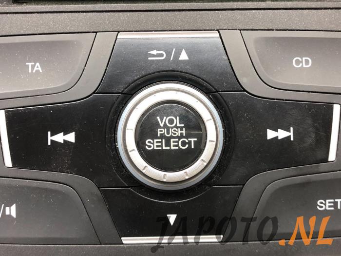 Radio CD Spieler van een Honda Civic (FK1/2/3) 1.4i VTEC 16V 2013