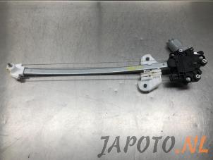 Usagé Lève vitre électrique arrière gauche Honda Civic (FK1/2/3) 1.4i VTEC 16V Prix € 74,99 Règlement à la marge proposé par Japoto Parts B.V.