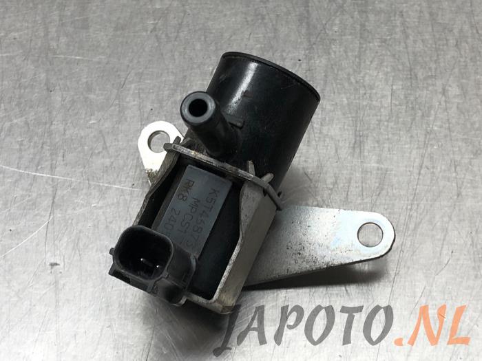 Vacuum valve from a Toyota Avensis Wagon (T25/B1E) 2.0 16V D-4D-F 2008