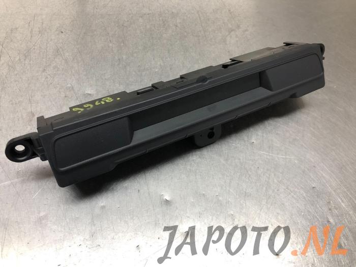 Begagnade Innerdisplay Mazda 2 (DJ/DL) 1.5 SkyActiv-G 90 Pris € 41,95 Marginaltabell erbjuds av Japoto Parts B.V.