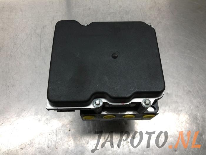 Usagé Bloc ABS Toyota Verso 2.2 16V D-CAT Prix € 157,49 Règlement à la marge proposé par Japoto Parts B.V.