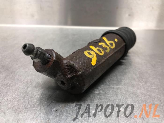 Clutch slave cylinder from a Toyota Avensis Wagon (T25/B1E) 2.0 16V D-4D-F 2008