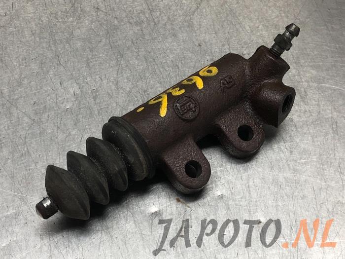 Clutch slave cylinder from a Toyota Avensis Wagon (T25/B1E) 2.0 16V D-4D-F 2008