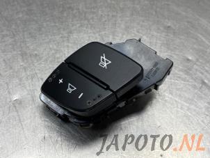 Usagé Interrupteur de volant Hyundai i30 Wagon (GDHF5) 1.6 CRDi Blue Drive 16V VGT Prix € 39,95 Règlement à la marge proposé par Japoto Parts B.V.