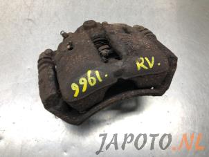 Usagé Etrier de frein (pince) avant droit Mitsubishi Colt CZC 1.5 16V Prix € 39,95 Règlement à la marge proposé par Japoto Parts B.V.