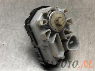 Usados Motor de faro Toyota Verso 2.2 16V D-CAT Precio € 24,99 Norma de margen ofrecido por Japoto Parts B.V.