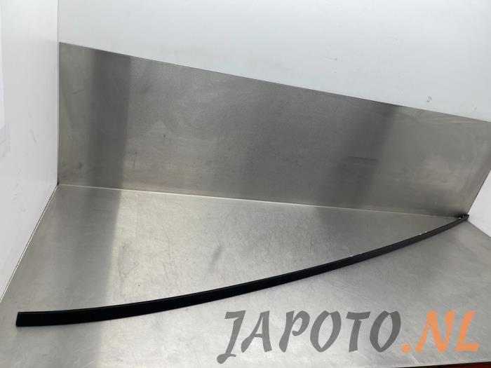Roof strip, right from a Kia Picanto (JA) 1.0 12V 2018