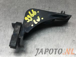 Used Front bumper bracket, left Toyota Yaris (P1) 1.3 16V VVT-i Price € 14,95 Margin scheme offered by Japoto Parts B.V.