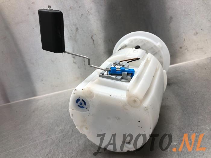 Electric fuel pump from a Kia Picanto (JA) 1.0 12V 2018
