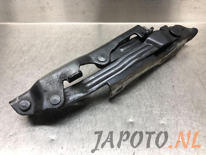 Boot lid hinge from a Toyota GT 86 (ZN) 2.0 16V 2013