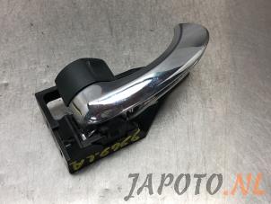 Usagé Poignée de porte arrière gauche Toyota RAV4 (A3) 2.2 D-4D-F 16V 4x4 Prix € 14,95 Règlement à la marge proposé par Japoto Parts B.V.