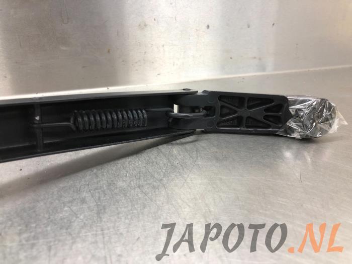 Front wiper arm from a Toyota Auris (E15) 1.8 16V HSD Full Hybrid 2011