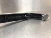 Front wiper arm from a Toyota Auris (E15) 1.8 16V HSD Full Hybrid 2011