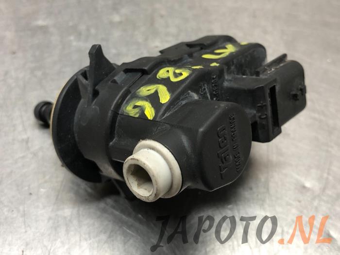 Używane Silnik reflektora Toyota Auris (E15) 1.8 16V HSD Full Hybrid Cena € 20,95 Procedura marży oferowane przez Japoto Parts B.V.