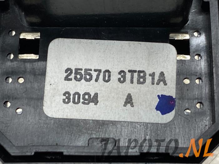 Spiegel Schalter van een Nissan Note (E12) 1.2 68 2015