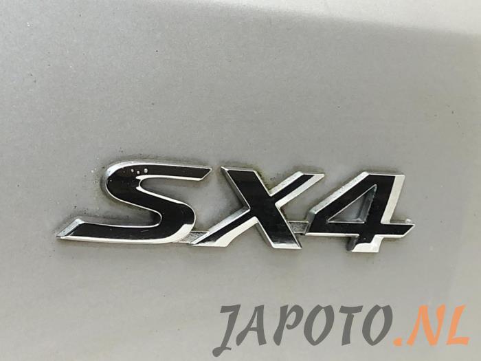Portón trasero de un Suzuki SX4 (EY/GY) 1.6 16V 4x2 2012