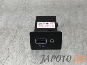 Używane Zlacze AUX/USB Nissan Micra (K14) 1.0 IG-T 100 Cena € 24,95 Procedura marży oferowane przez Japoto Parts B.V.