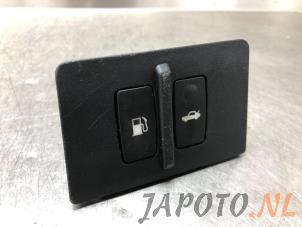 Usados Interruptor tapa de depósito Lexus IS (E2) 250 2.5 V6 24V Precio € 24,95 Norma de margen ofrecido por Japoto Parts B.V.
