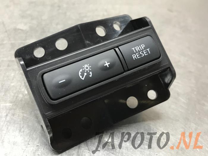 Cruise control switch from a Nissan Qashqai (J11) 1.3 DIG-T 140 16V 2019