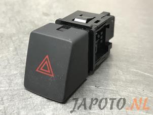 Usados Interruptor de luz de pánico Nissan Qashqai (J11) 1.3 DIG-T 140 16V Precio € 9,95 Norma de margen ofrecido por Japoto Parts B.V.