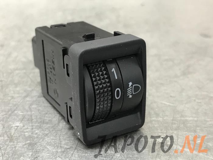 AIH headlight switch from a Nissan Qashqai (J11) 1.3 DIG-T 140 16V 2019