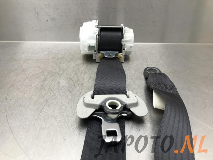 Front seatbelt, right from a Lexus IS 220 2006
