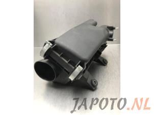 Używane Obudowa filtra powietrza Toyota Yaris III (P13) 1.33 16V Dual VVT-I Cena € 49,95 Procedura marży oferowane przez Japoto Parts B.V.